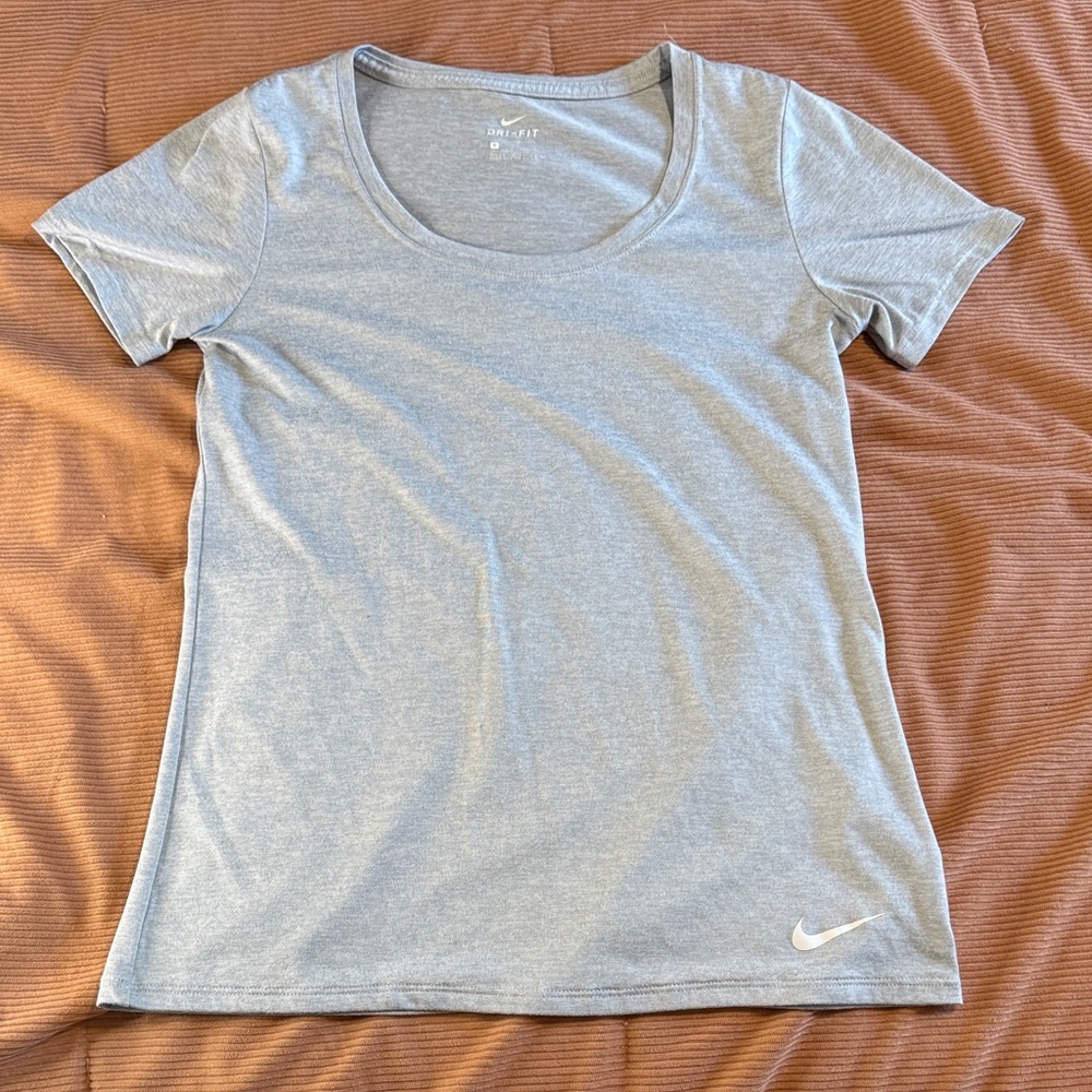 Nike Women's Light Gray Short Sleeve Tee